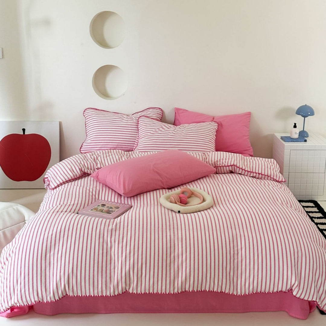 Striped bedding set made of cotton satin with ruffled edges and reversible function