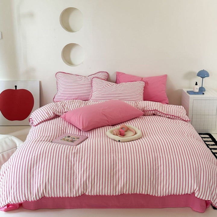 Striped bedding set made of cotton satin with ruffled edges and reversible function