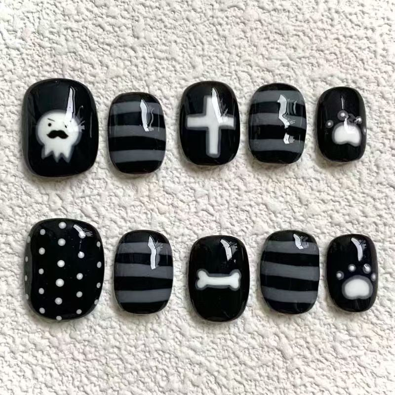 Artificial fingernails in creative Halloween design Stornfield