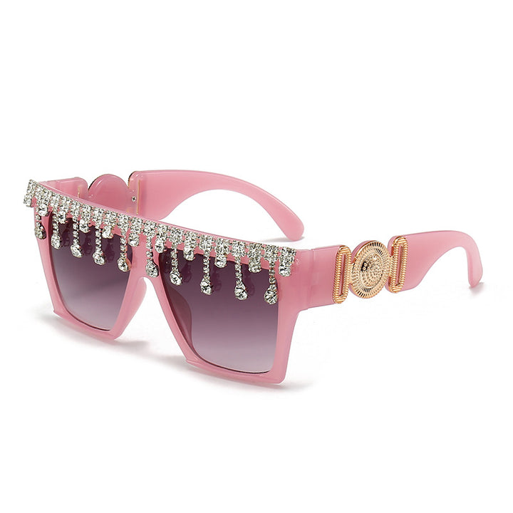 Fashion-Forward Statement Sunglasses with Elegant Rhinestone Detailing