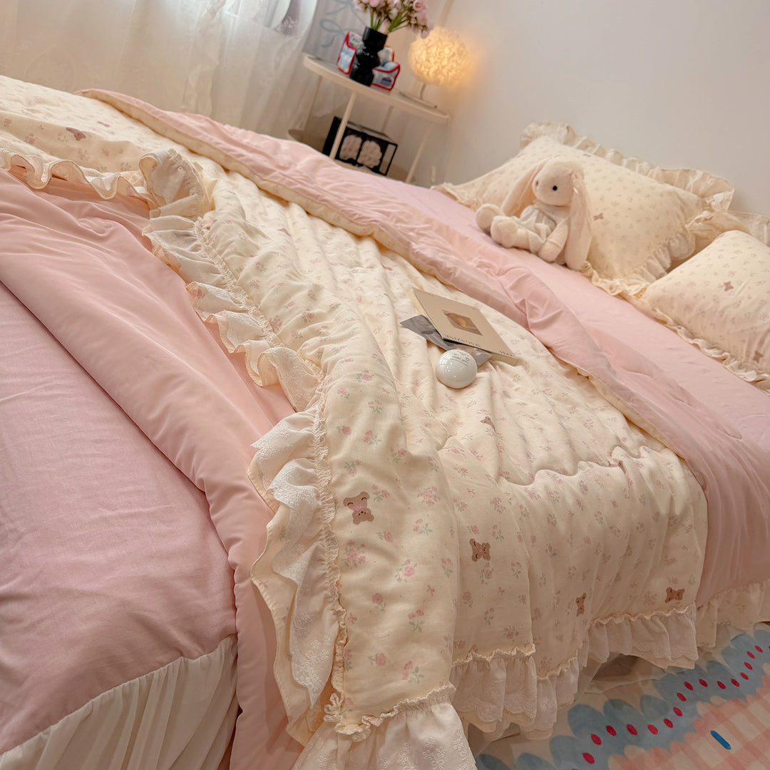 Patchwork bedding set made of cotton muslin with ruffles and light quilt