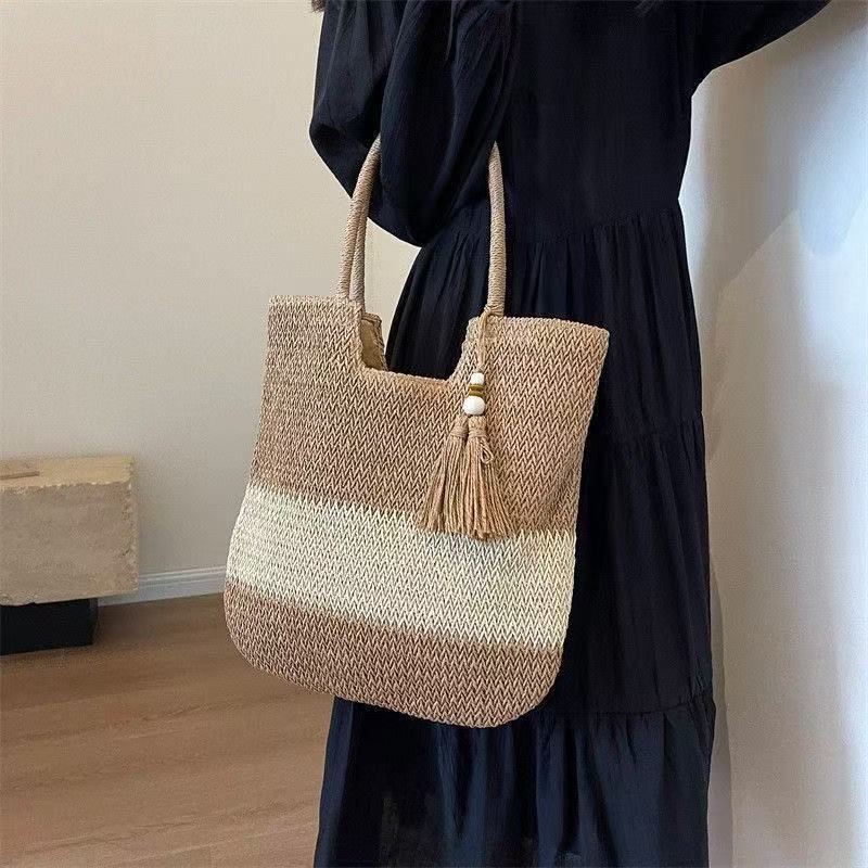 Handbag made of braided natural material with tassel details Stornfield