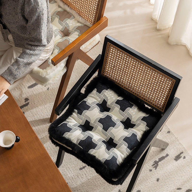 Padded seat cushion with fastening straps and faux fur edge