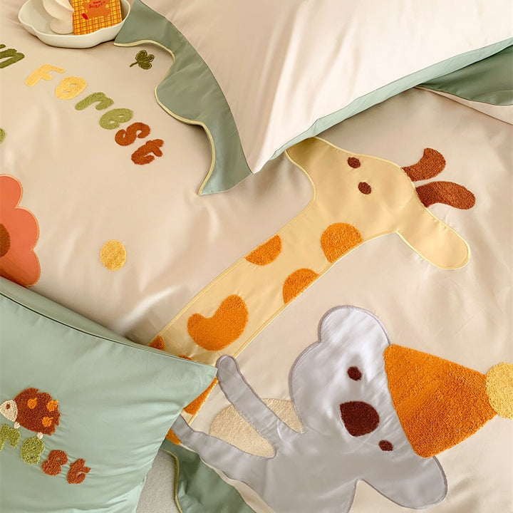Children's bedding set with embroidered safari appliqués