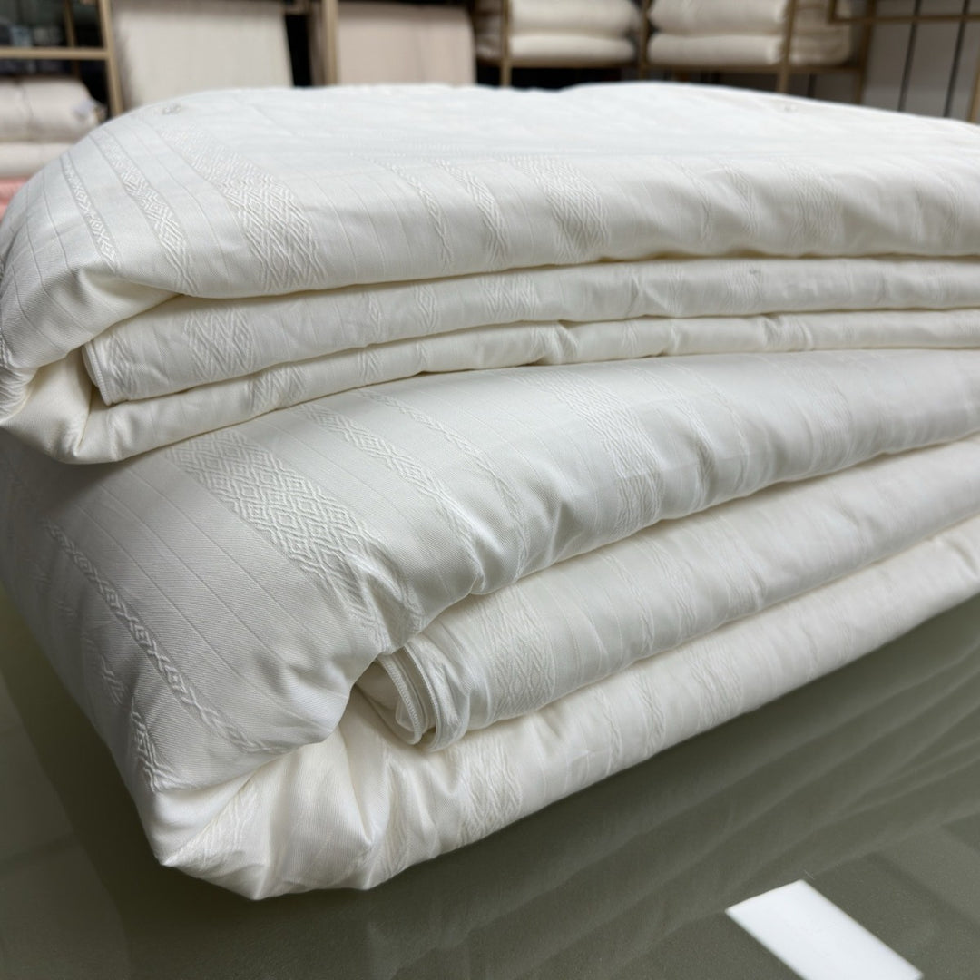 Reversible Lightweight Hypoallergenic Down-Alternative Duvet Insert with Jacquard Stripe Weave