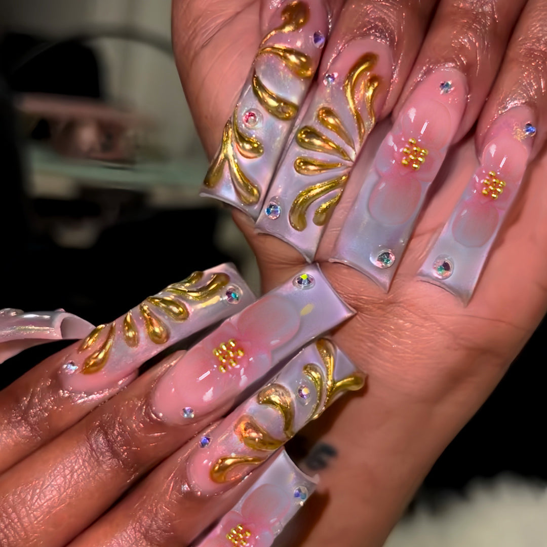 Luxury Gold-Accented Press-On Nail Art Stornfield