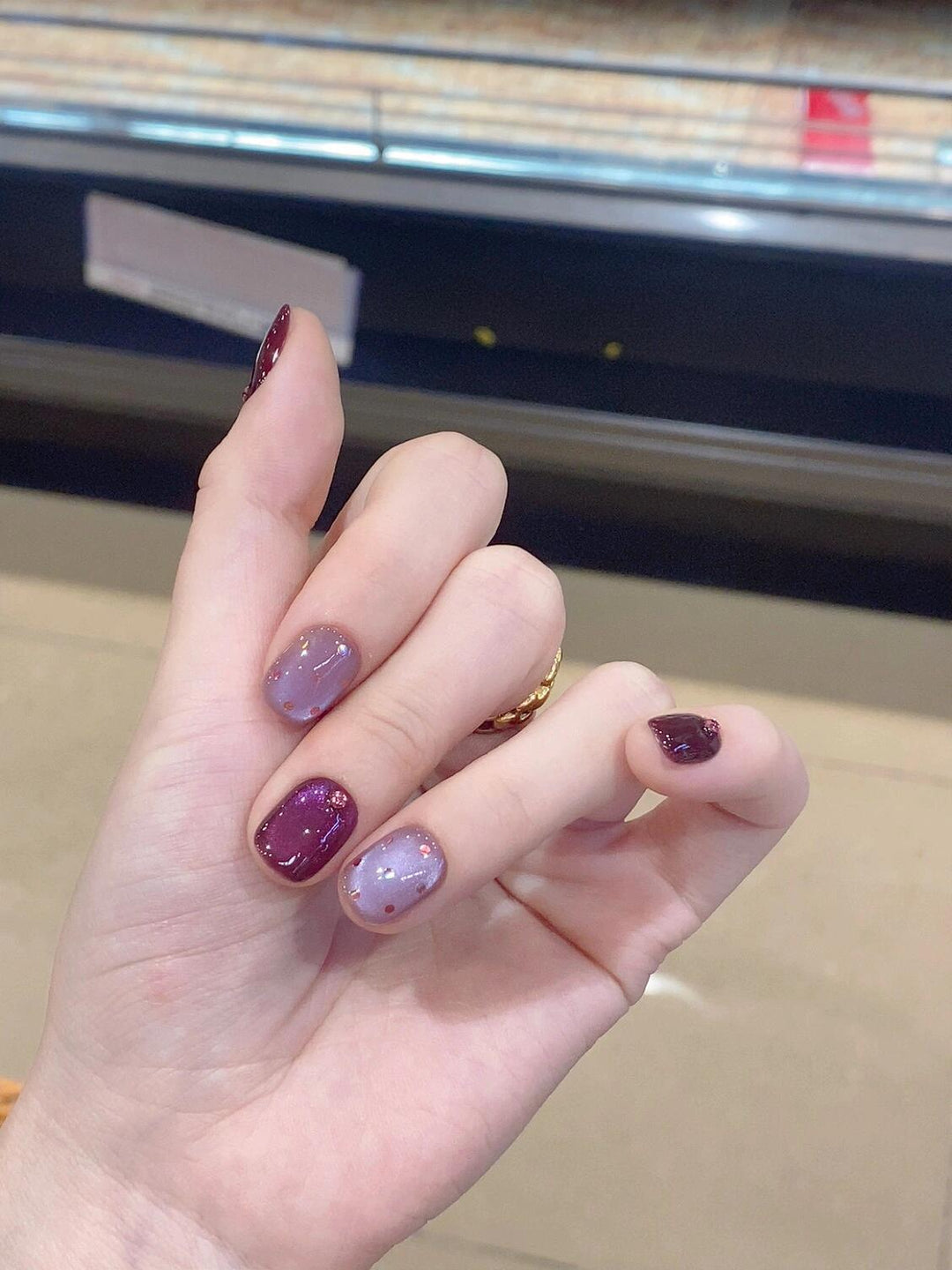 Artificial nails with unique glitter accents Stornfield