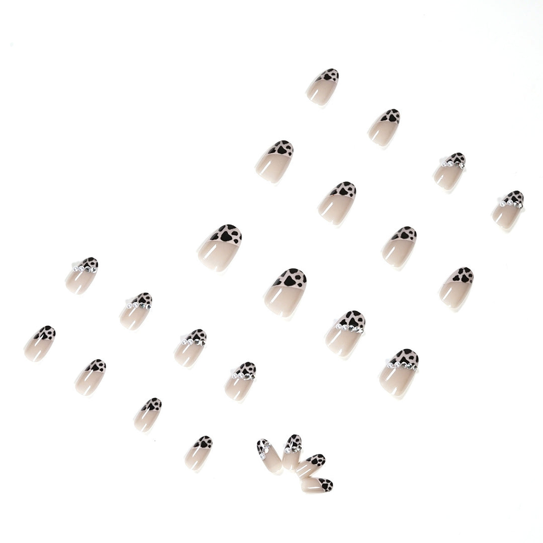 Artificial nail set with glamorous leopard pattern and elegant pearl decorations Stornfield