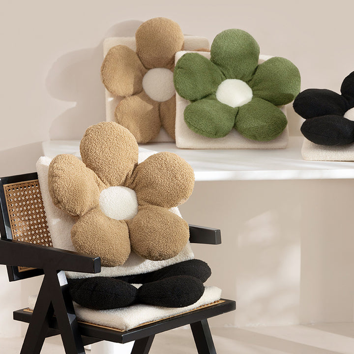 Ergonomic flower seat cushion made of bouclé teddy for chair and stool