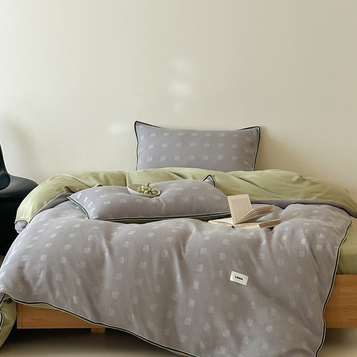 Reversible cotton bedding set with subtle square structure and contrast piping