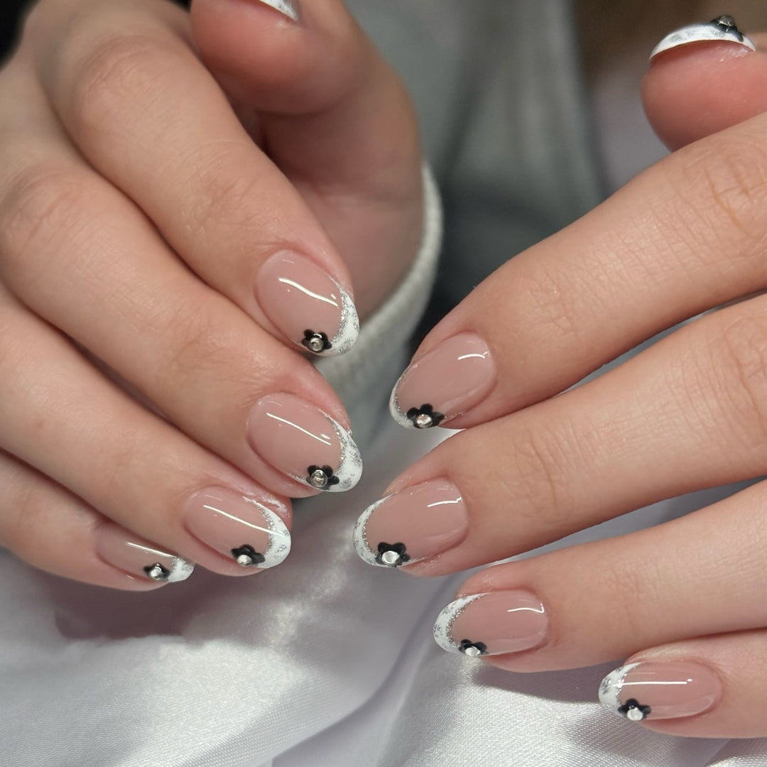 Elegant Floral Accent Press-On Nails