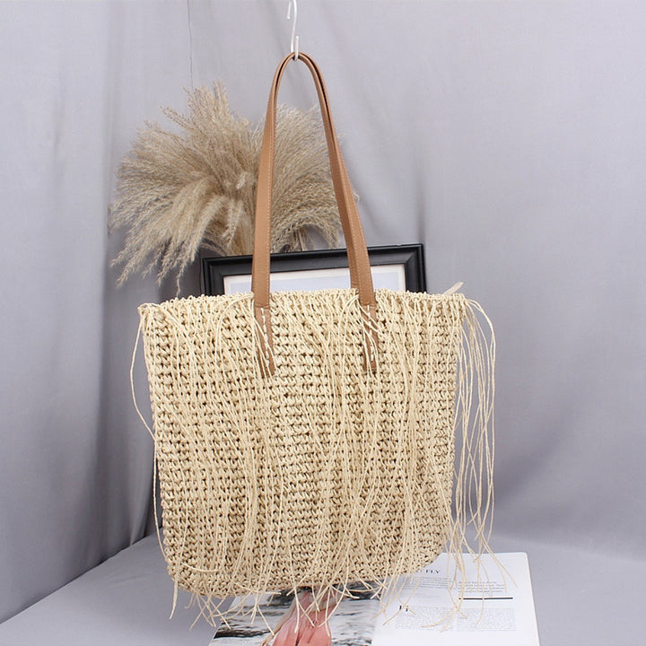 Handwoven beach bag made of natural materials with leather accents Stornfield