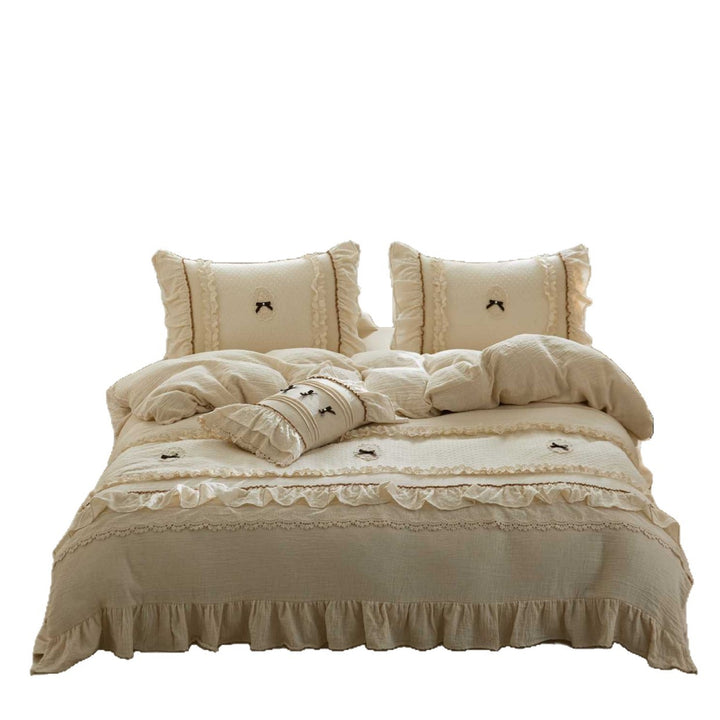 Romantic bedding set in muslin with ruffles and lace border