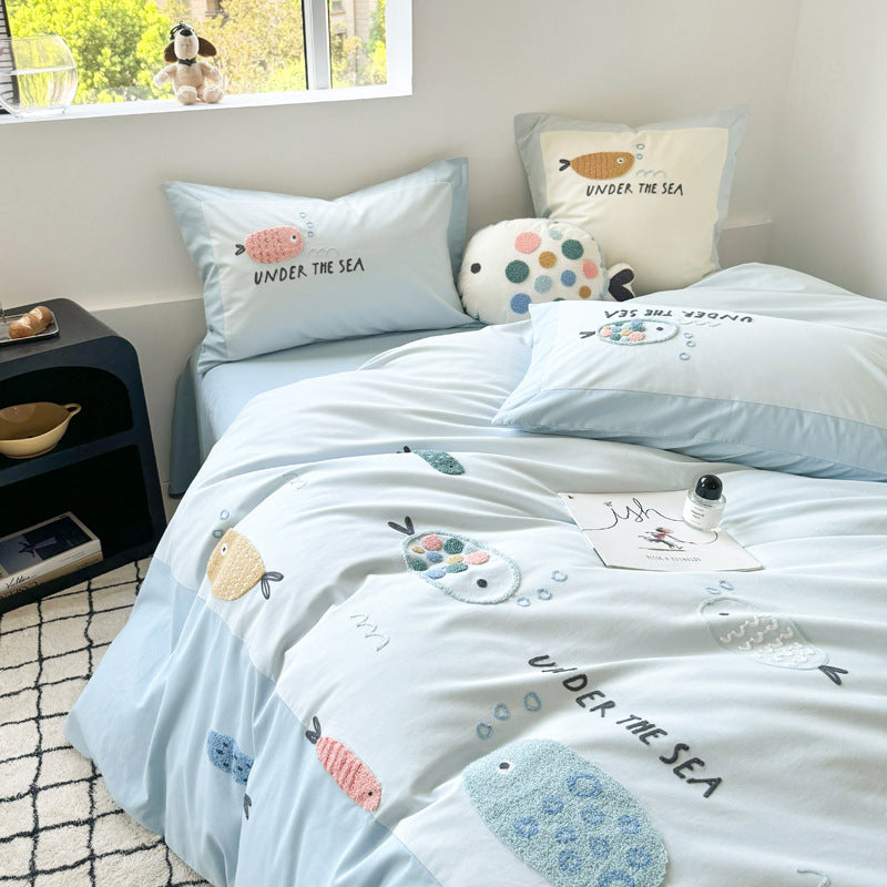 Children's bedding set made of breathable cotton percale with embroidered sea fish motifs