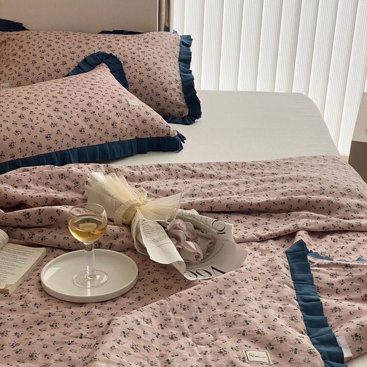 Bedding set made of cotton percale with gathered frill edge and fine floral print