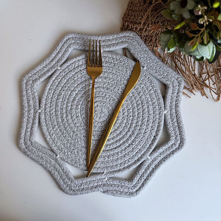 Braided cotton placemat with wavy edge and decorative contrast border
