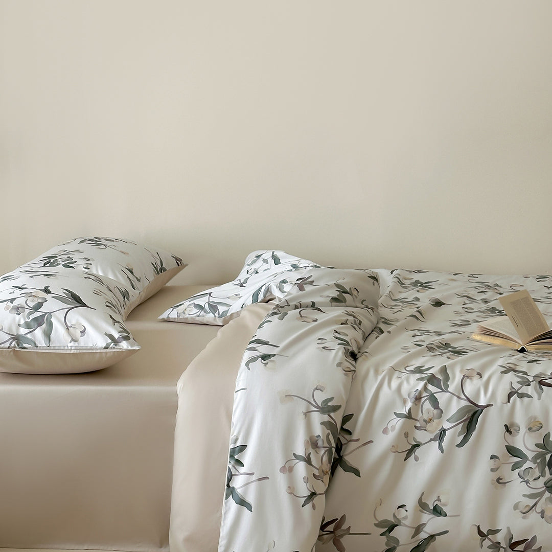 Cotton satin duvet cover set with sketchy floral print and reversible satin