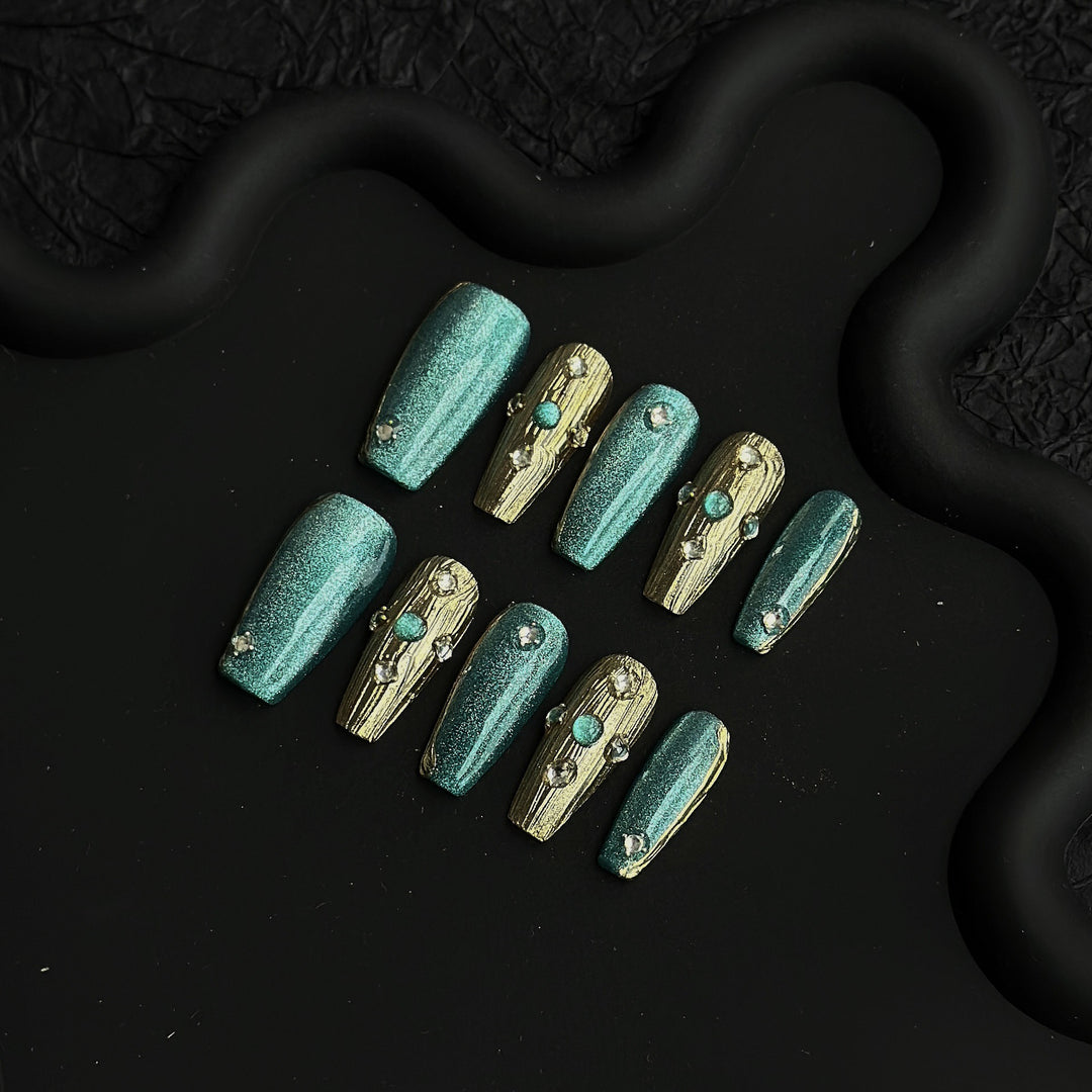 Decorative Press-On Nail Art Set with Floral Accents  1791773215