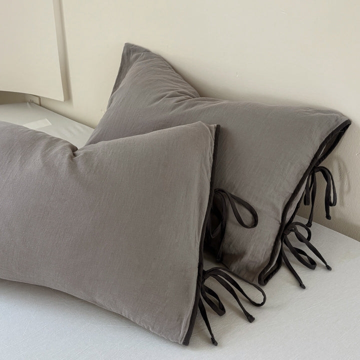 Pillowcase set in washed linen look with decorative ties