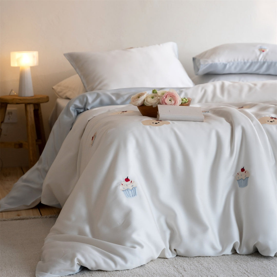 Satin bedding set with fine balloon and animal embroidery