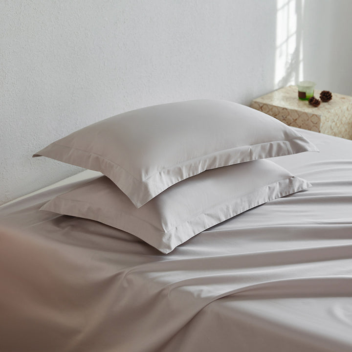 Premium pillowcase and fitted sheet set made of cotton percale with hotel edge