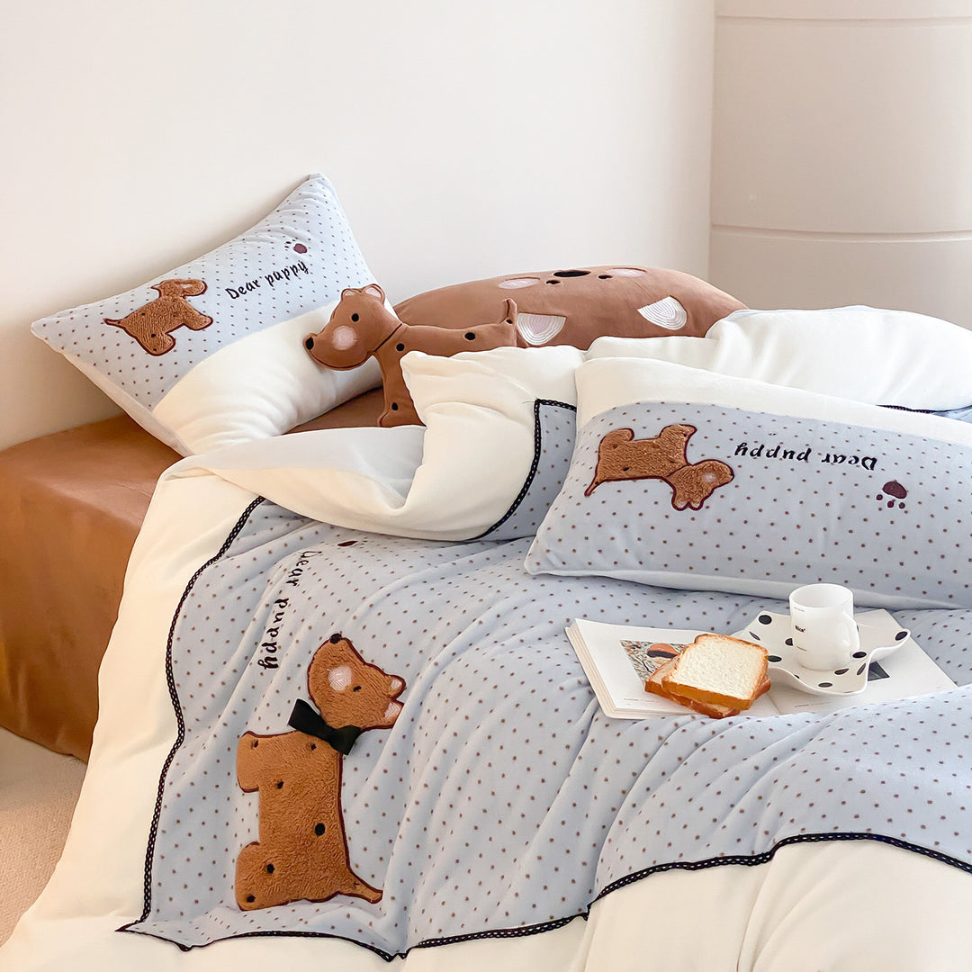 Children's bedding set with quilted reversible cover and appliquéd dog motif
