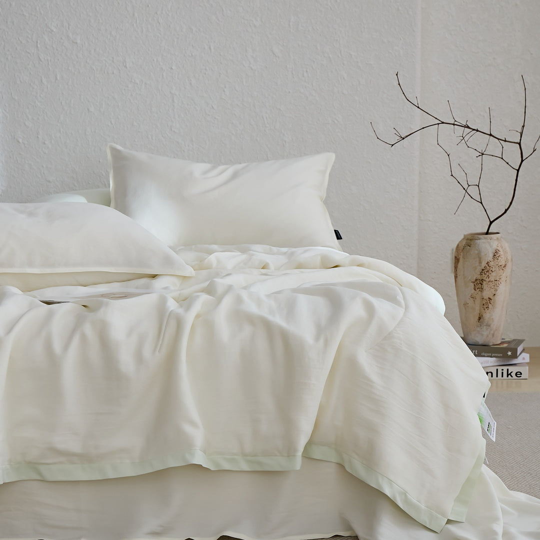 Elegant hotel bedding made of cotton satin with concealed closure