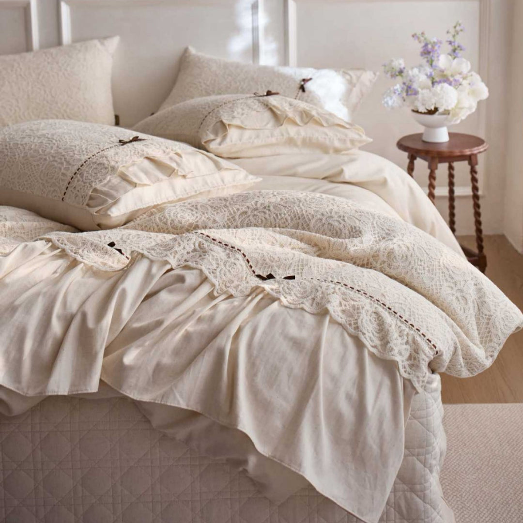 Bedding set made of cotton-linen with lace application, ruffle and decorative pillow