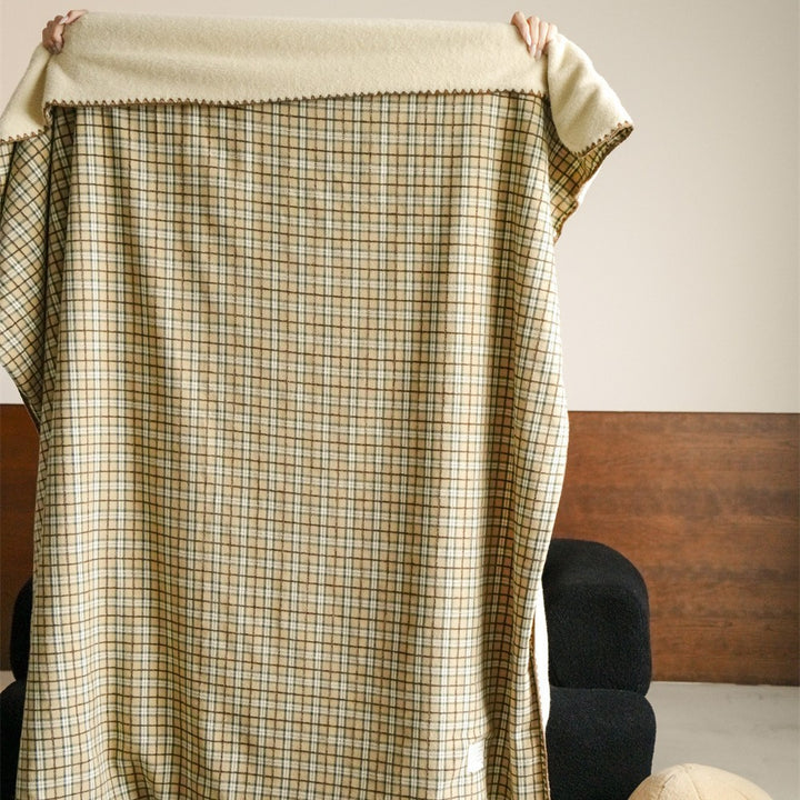 Reversible cuddly blanket made of checkered flannel with soft fleece lining