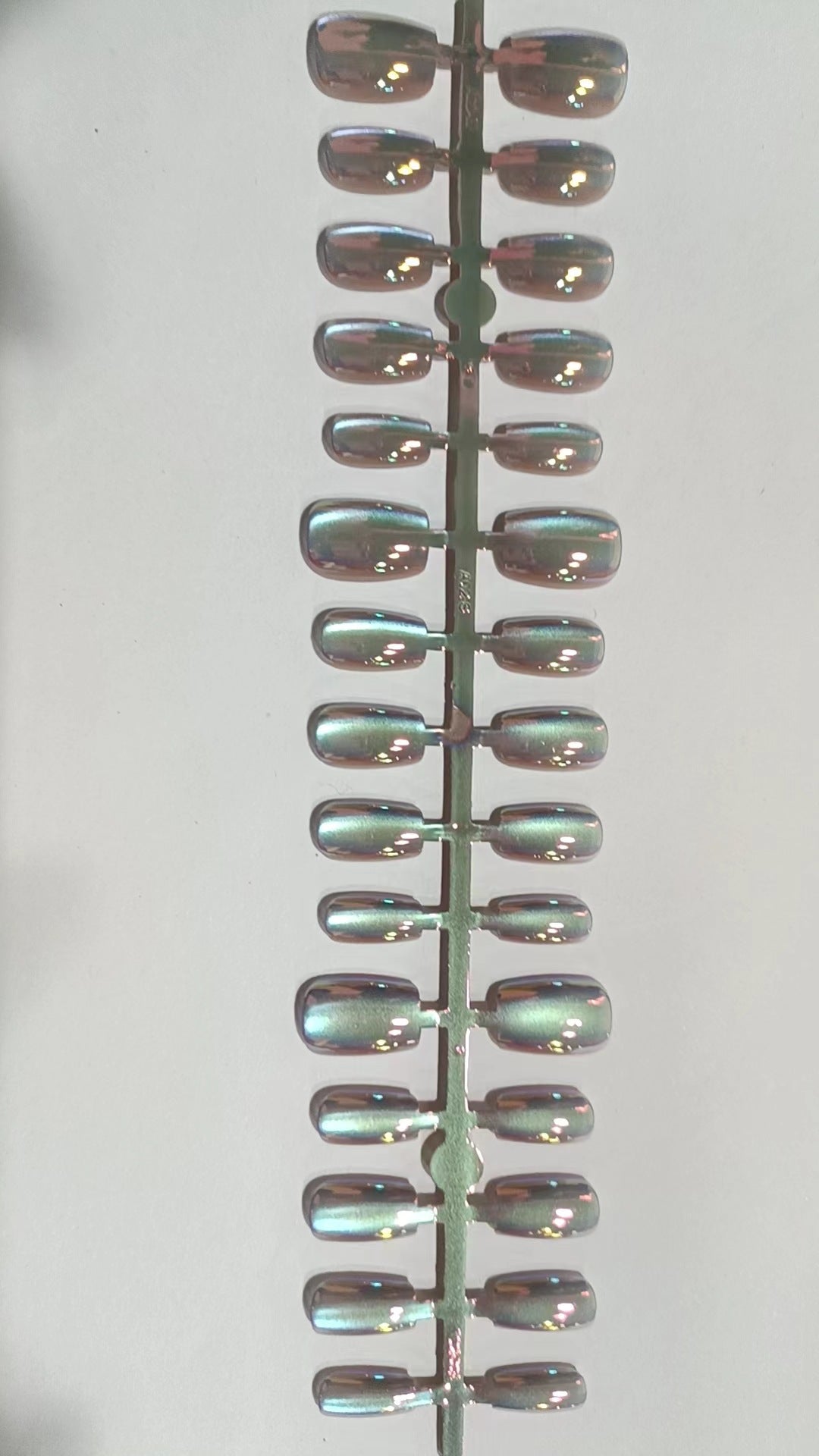 Iridescent Press-On Nail Art Set Stornfield