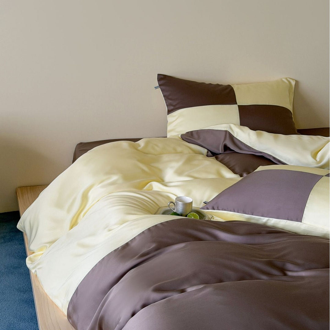 Reversible glossy satin bedding set with contrasting panels and silky touch