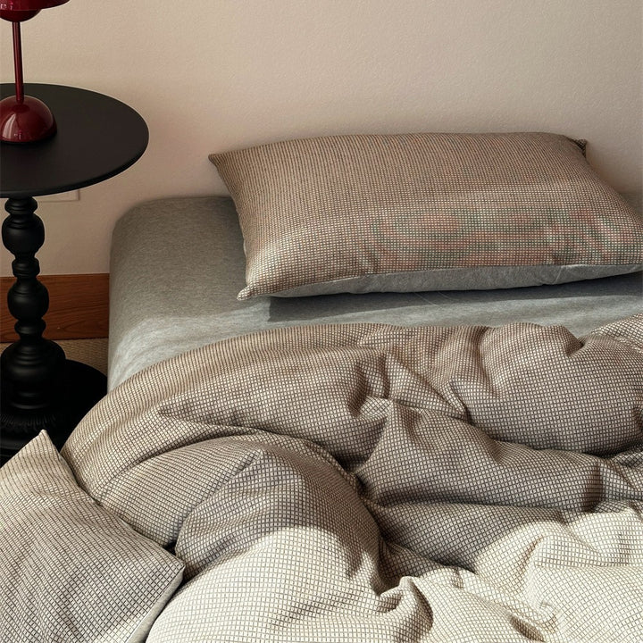 Bedding set made of cotton percale with delicate cherry motif and reversible easy care
