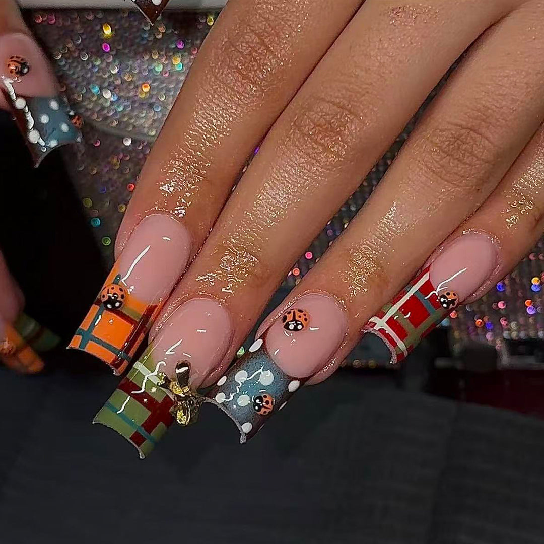Artificial nails with unique plaid pattern and 3D applications Stornfield