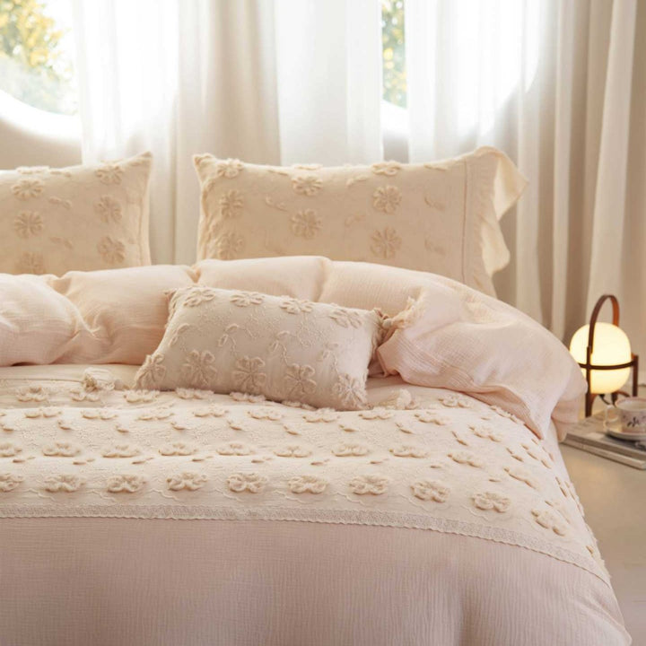 Reversible quilted bedspread with 3D flower appliqué and pillowcases