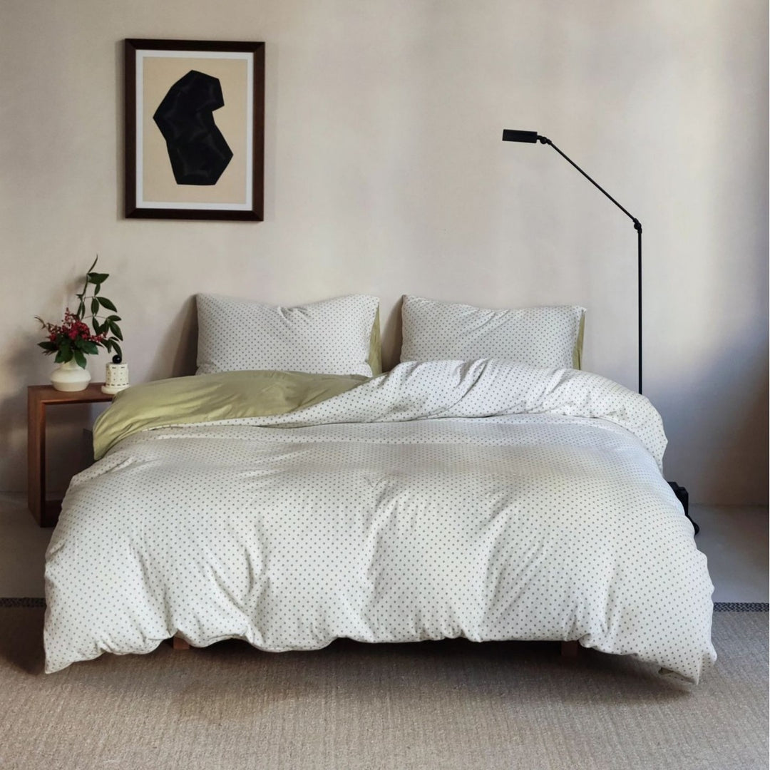 Bedding set made of cotton percale with delicate cherry motif and reversible easy care