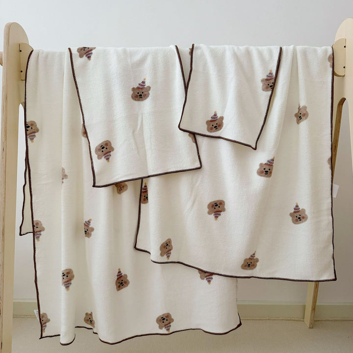 Cuddle blanket for baby and toddler with cute dog motif and soft microfleece