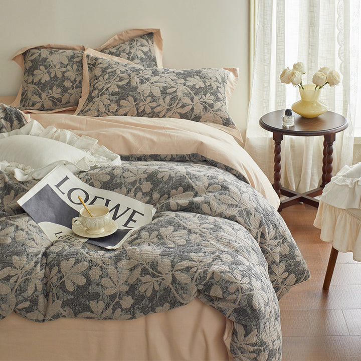 Quilted bed set with floral jacquard design and light thermal padding