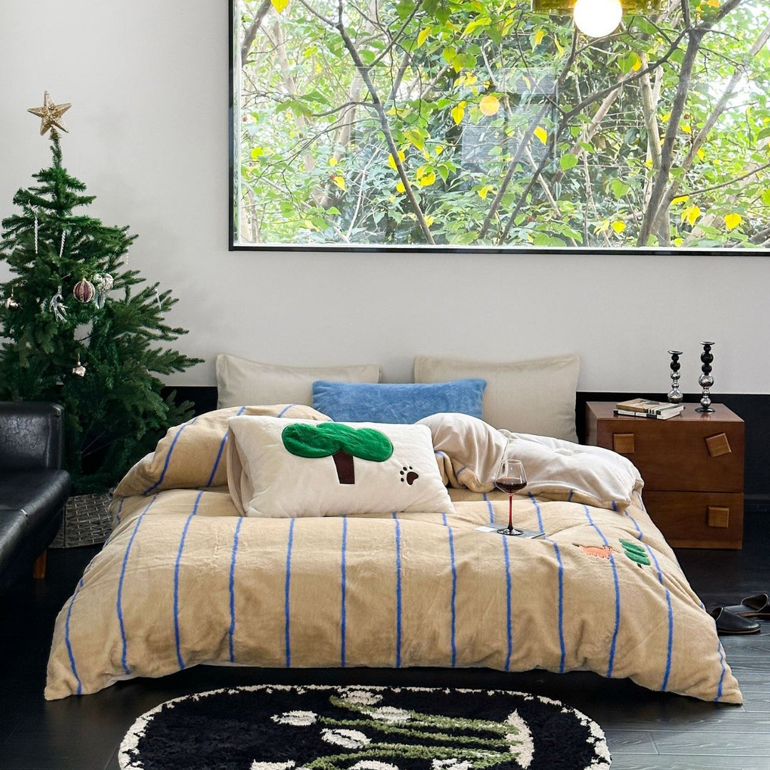 Striped reversible bedding made of microfleece with plush back and animal embroidery