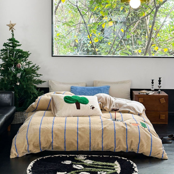 Striped reversible bedding made of microfleece with plush back and animal embroidery