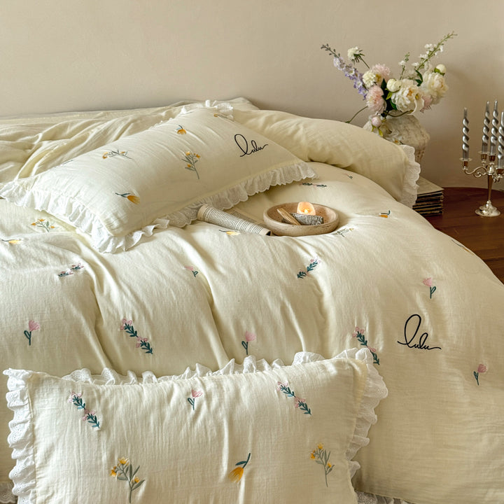 Bedding set made of washed linen-cotton blend with lace ruffle and delicate floral embroidery