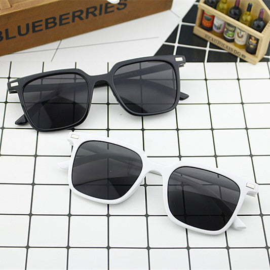 Women's modern square sunglasses with minimalist frame structure Stornfield