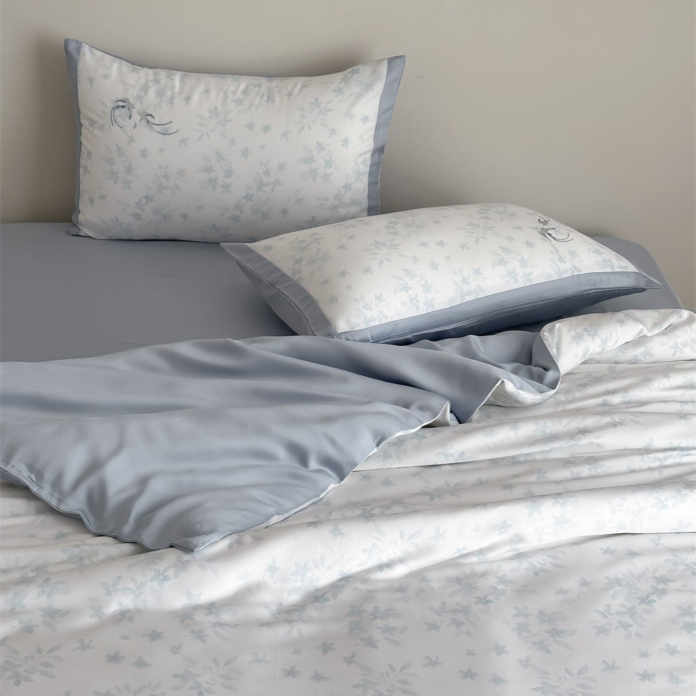 High-quality cotton satin bed set with delicate flower print and fine piping edge