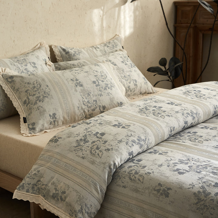 Floral Vintage-Inspired Cotton-Sateen Duvet Cover Set with Scalloped Lace Hem and Matching Shams