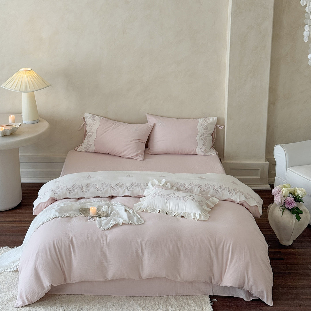 Flower-embroidered bedding set made of cotton-linen with ruffle hem