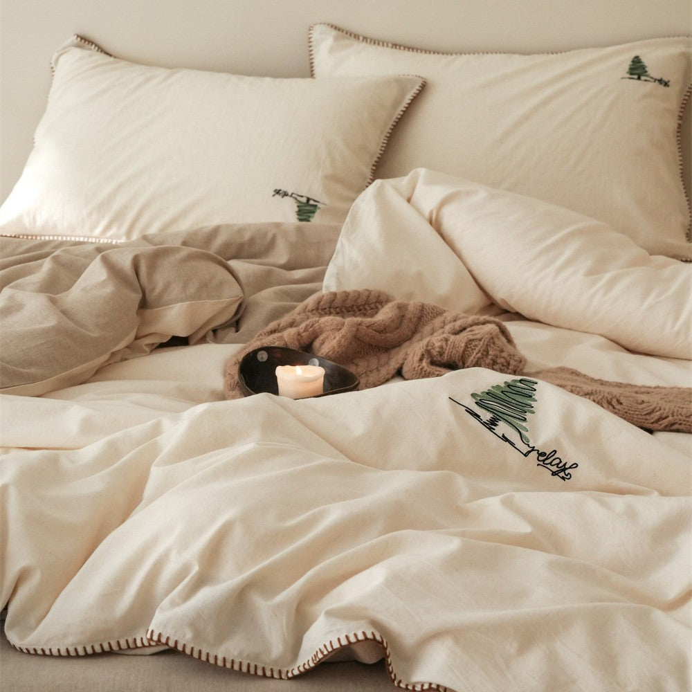 Bedding set made of cotton satin with fine embroidery and contrasting hem