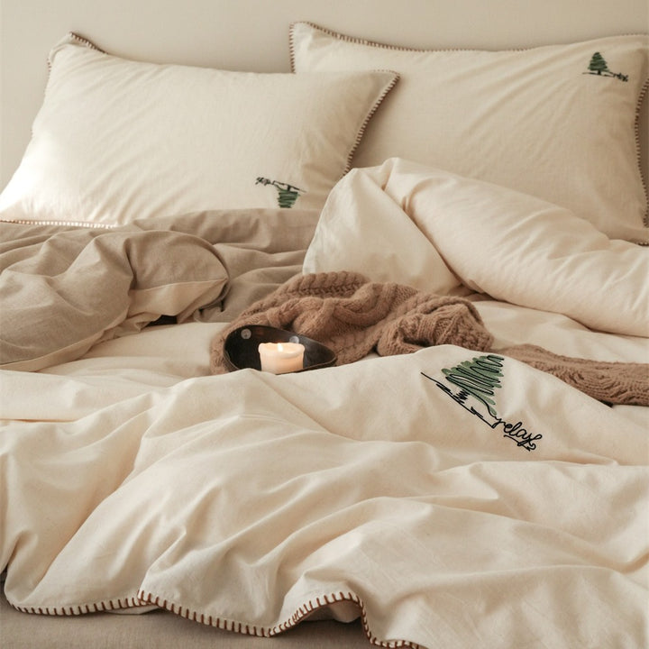 Bedding set made of cotton satin with fine embroidery and contrasting hem