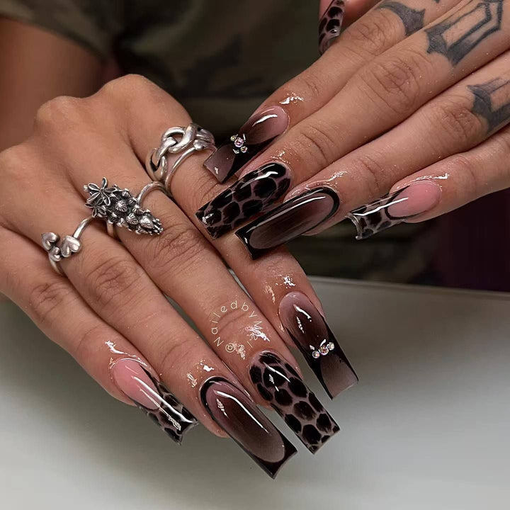 Glamorous artificial nails with modern 3D designs Stornfield