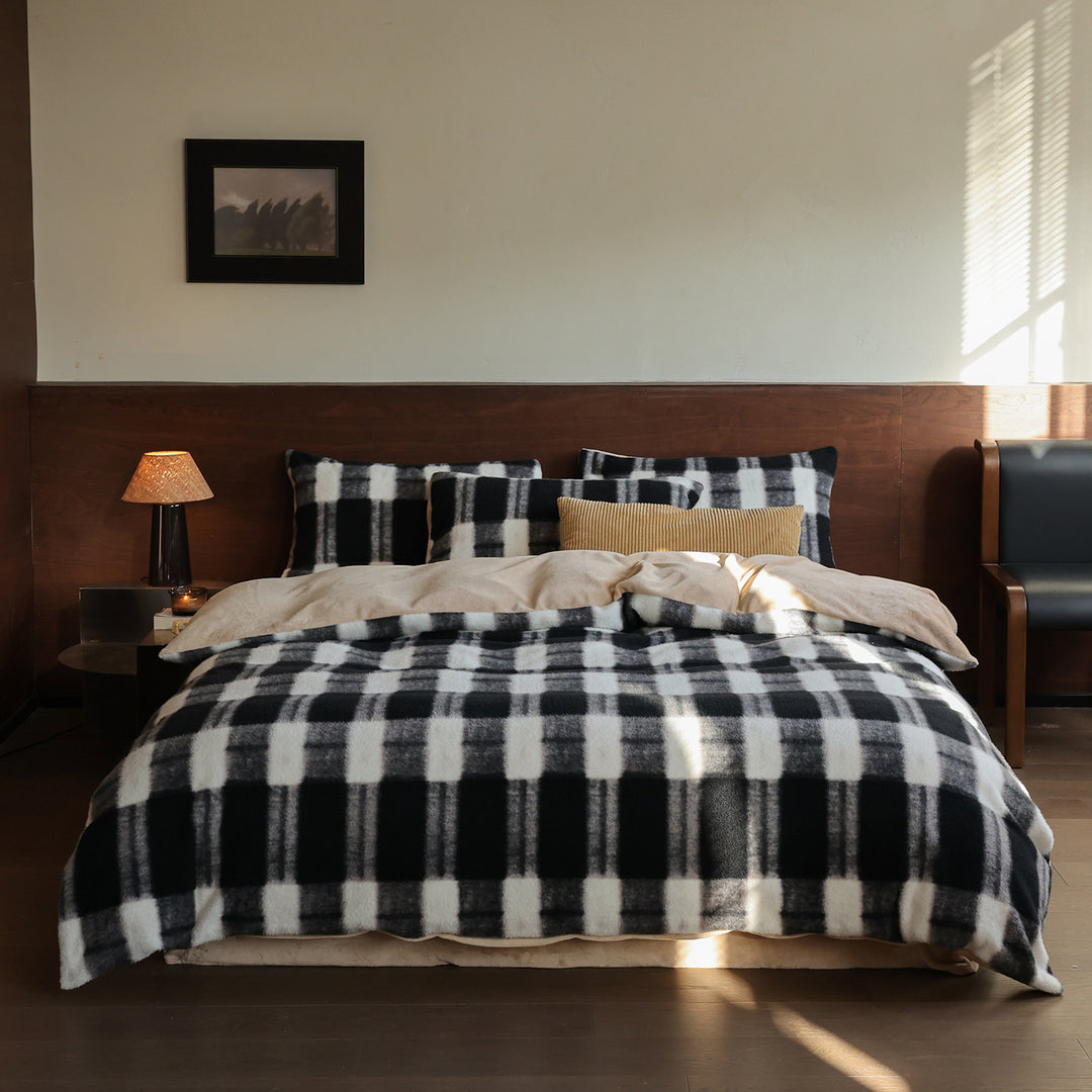 Cozy plaid-pattern bedding and throw blanket set made of microfleece with reversible function
