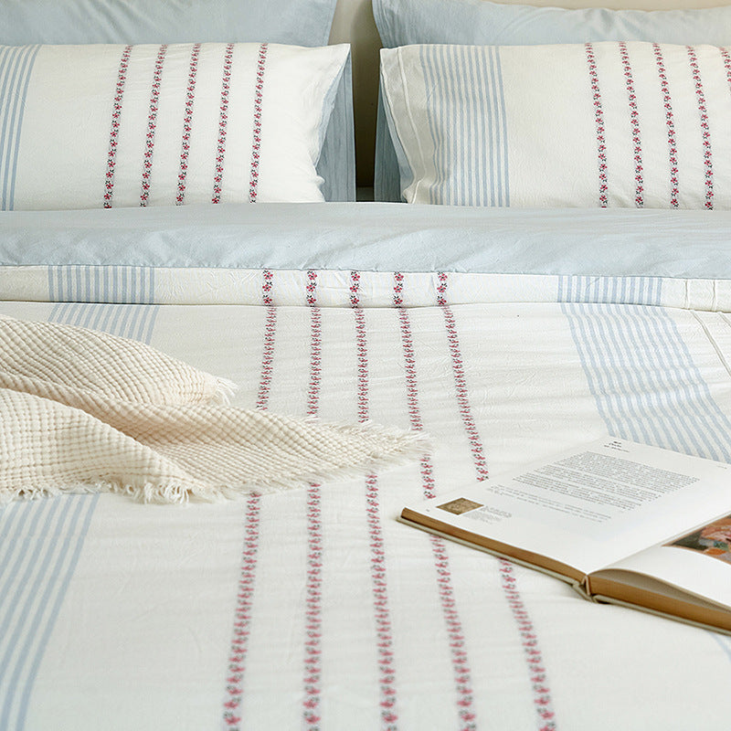 Cotton bedding set with embroidered stripes and fine percale quality