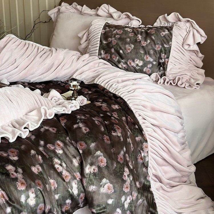 Samt bedding set with ruffled flounces and floral insertion